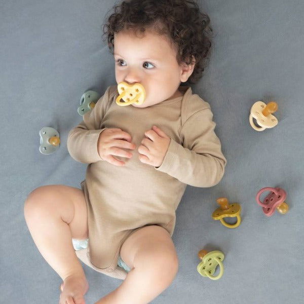 Hevea | 2-pack Pacifier (3-36 months) - Pale Butter & Milky White - Alex and Moo